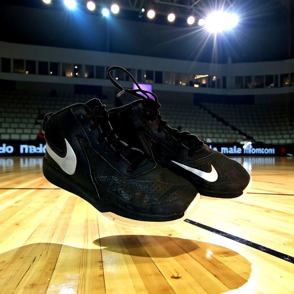 Nike Team Hustle Boys Black/White Sneakers - Size 2 Youth